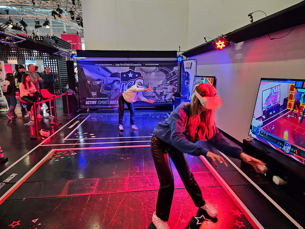Twee dames die met een VR challenge bezig zijn bij Active E-sports Arena