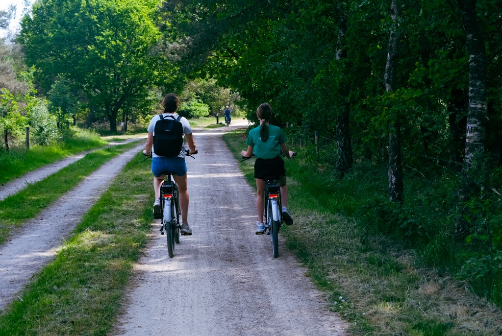 Fietspad met twee fietsers bij Landal Marina resort Well